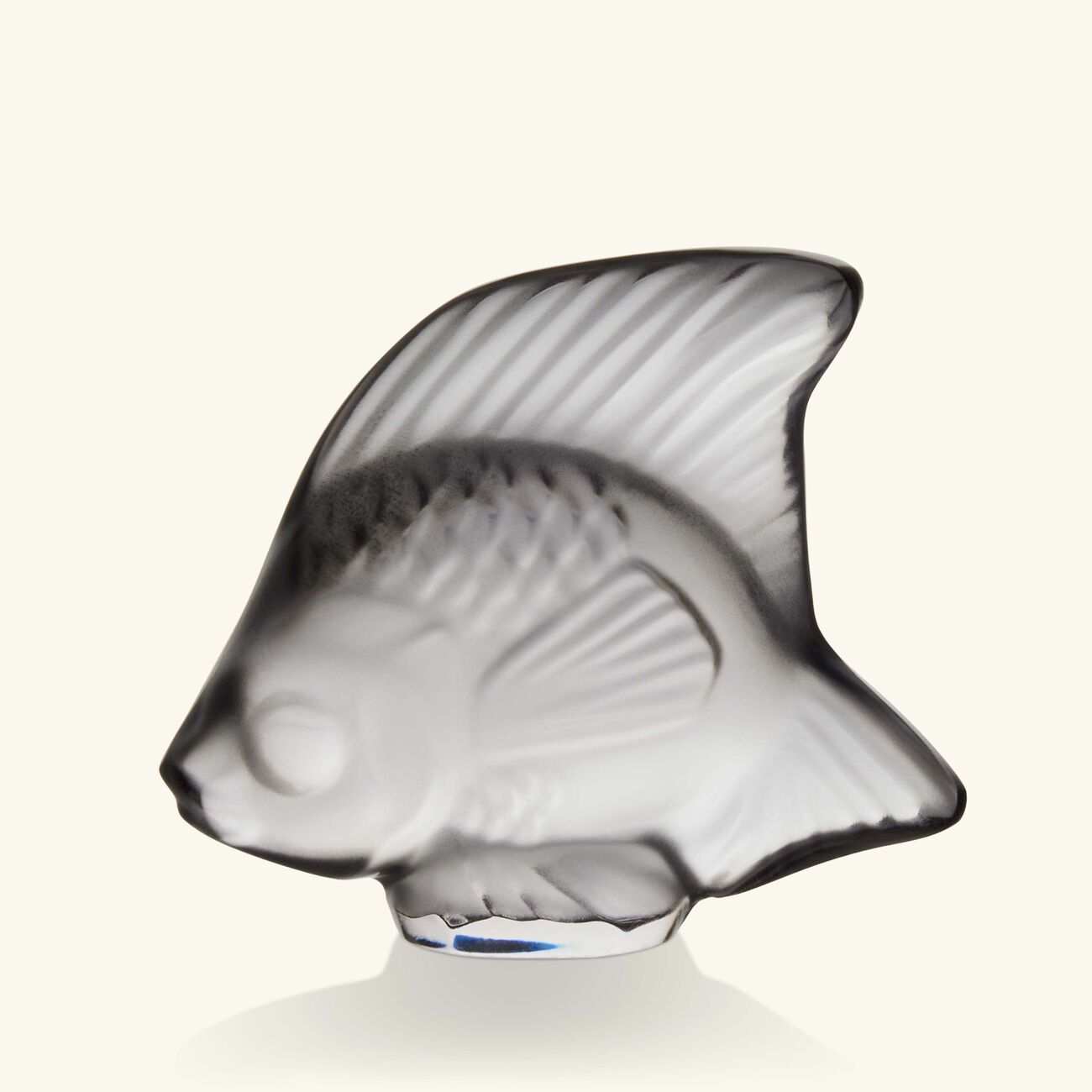 لاليك منحوتة على شكل سمكة صغيرة رمادية