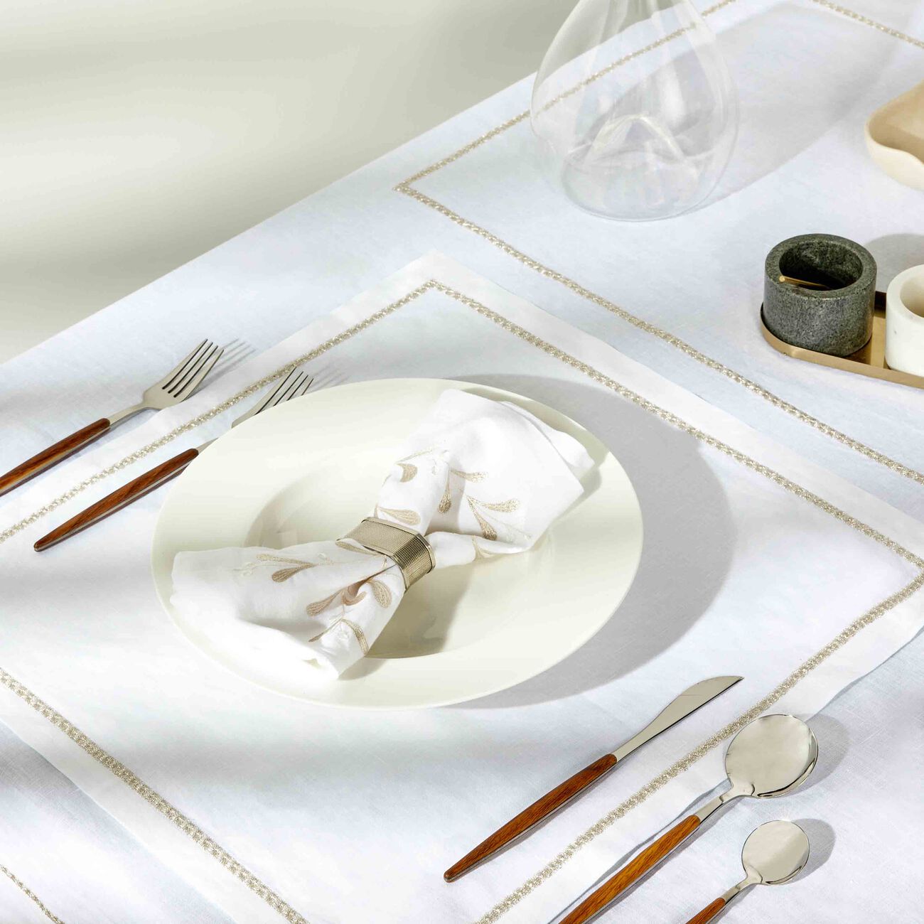 كاترين دينوال منديل روزلي باللون الفضي