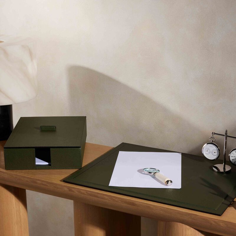 جيوبانيارا قاعدة الكتاب فيل باللون الأخضر