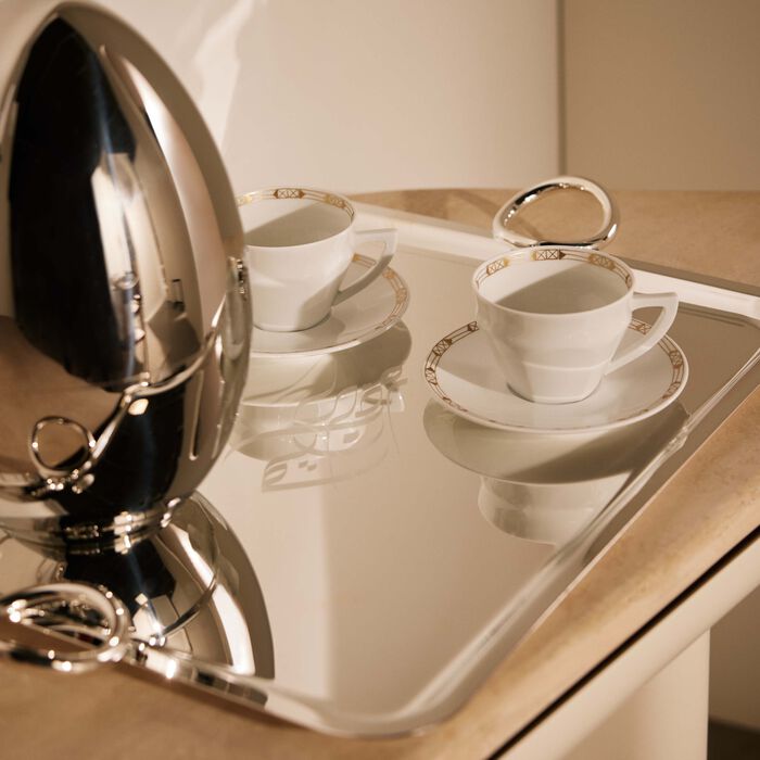 طقم تاليران المؤلف من فنجانين للشاي مع صحنيهما باللون الذهبي باكارا طقم تاليران المؤلف من فنجانين للشاي مع صحنيهما باللون الذهبي