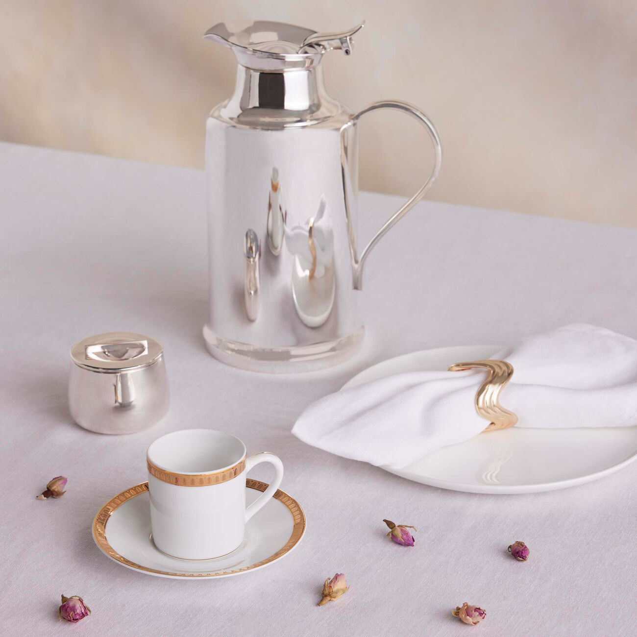 كريستوفل فنجان الشاي مالميزون مع صحنه باللون الذهبي