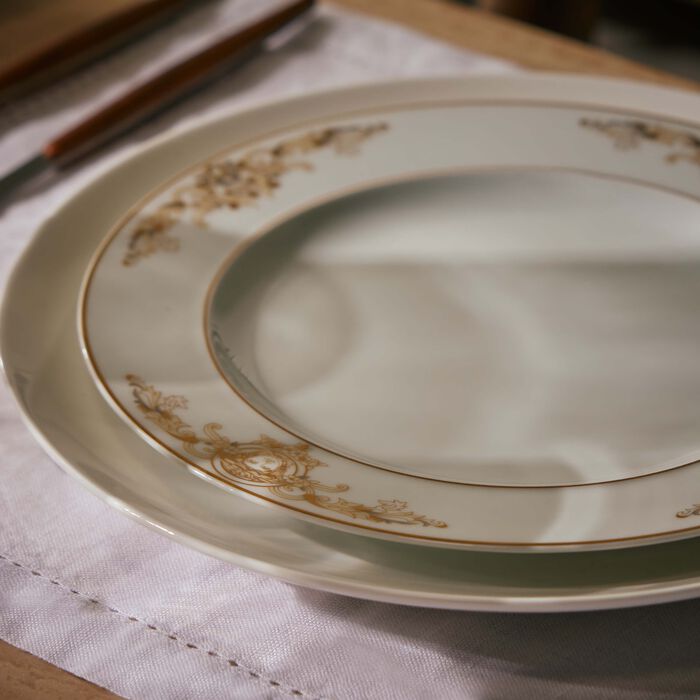 فيرساتشي طبق الحلويات ميدوزا جالا دائري أبيض 22 سم