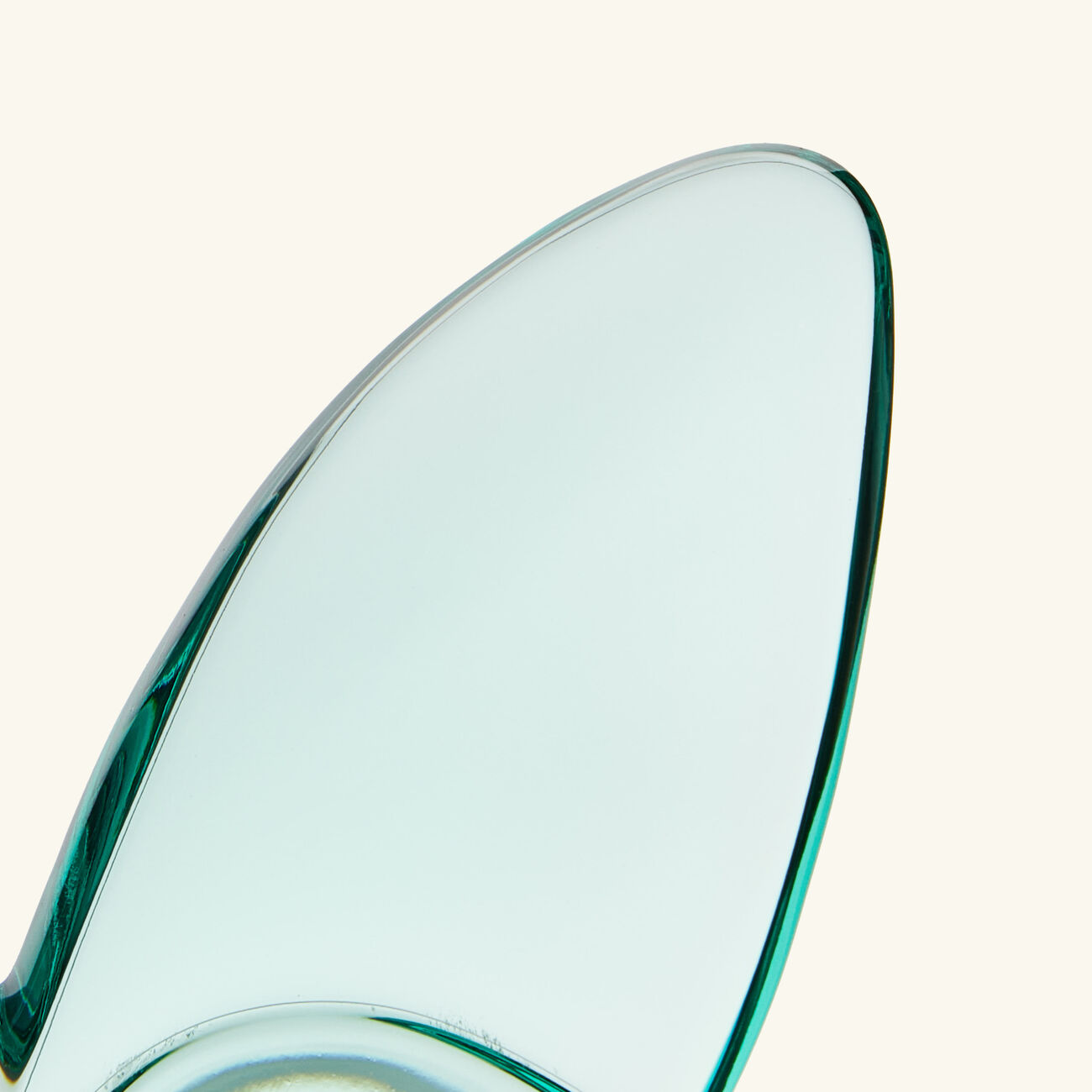 باكارا منحوتة بابيون لاكي على شكل فراشة صغيرة جدًا زرقاء