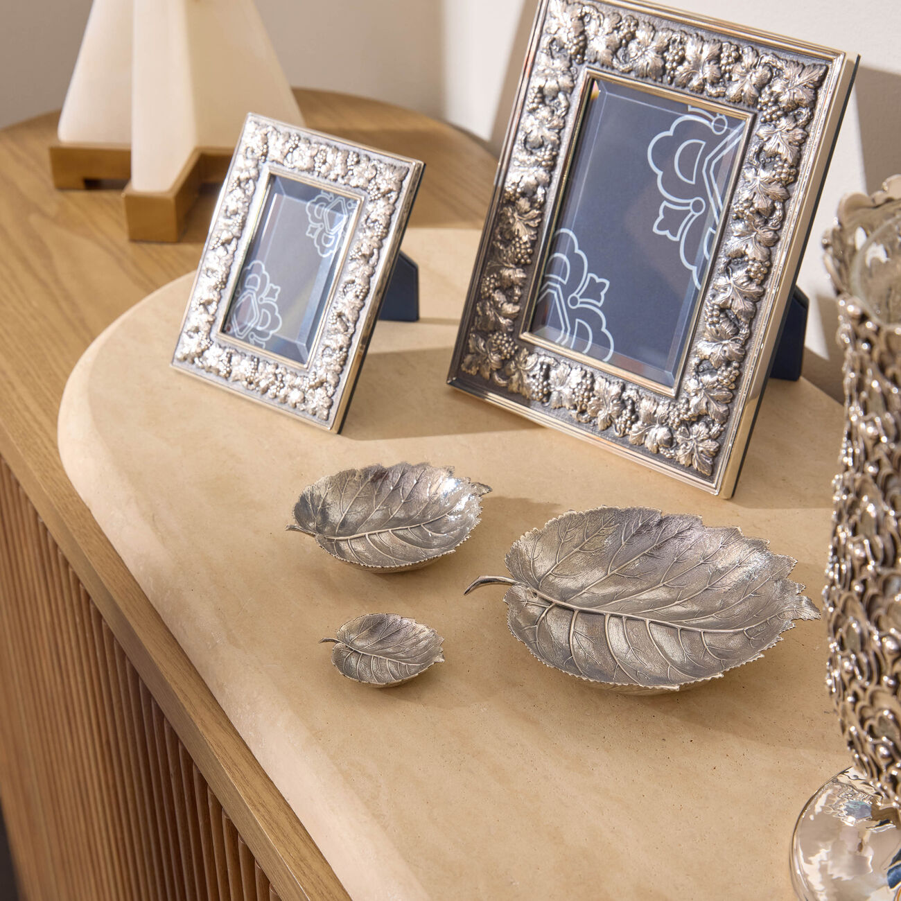 بوتشيلاتي وعاء على شكل ورقة بندق بحجم صغير جدًا