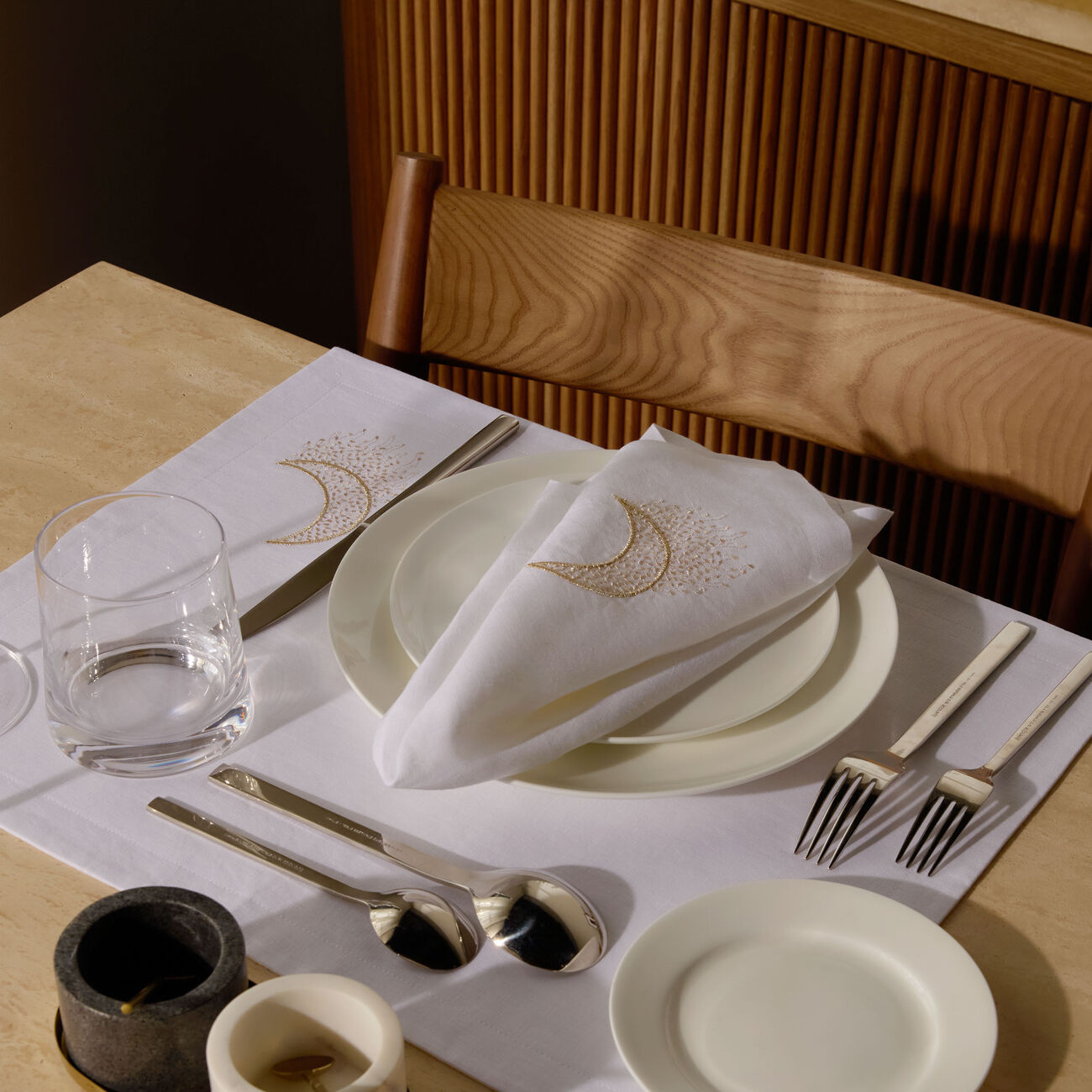 كاترين دينوال منديل بنقشة هلال أبيض