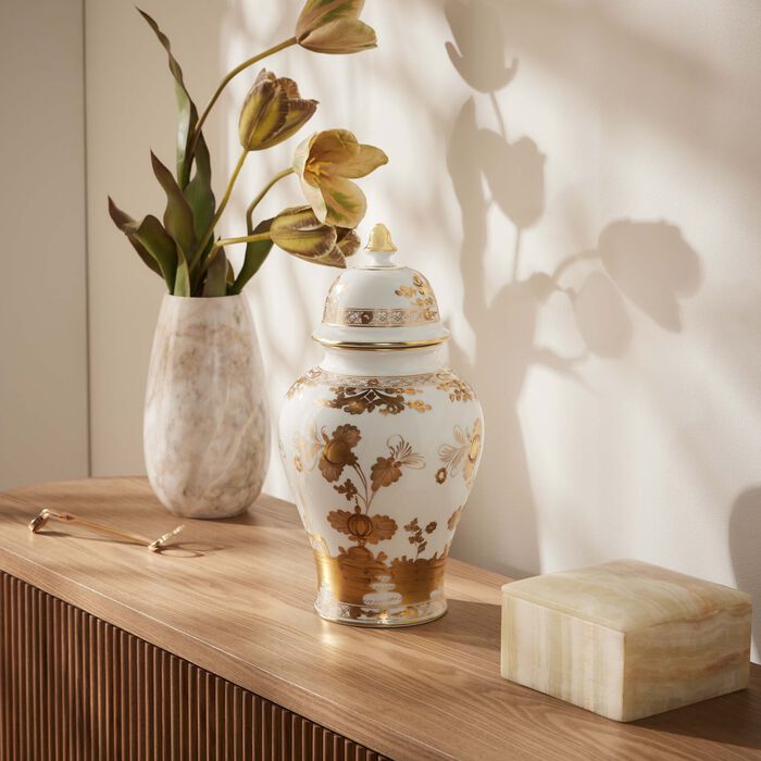 جينوري 1735 مزهرية أوريينتي إيتاليانو بوتكييه كبيرة مزودة بغطاء ومزينة بنقوش ذهبية