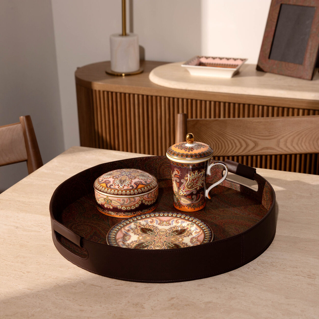 Arnica Serving Tray Round Brown 43cm etro arnica serving tray round brown 43cm