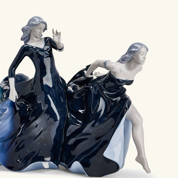 لادرو منحوتة مع حلول الليل كبيرة سوداء