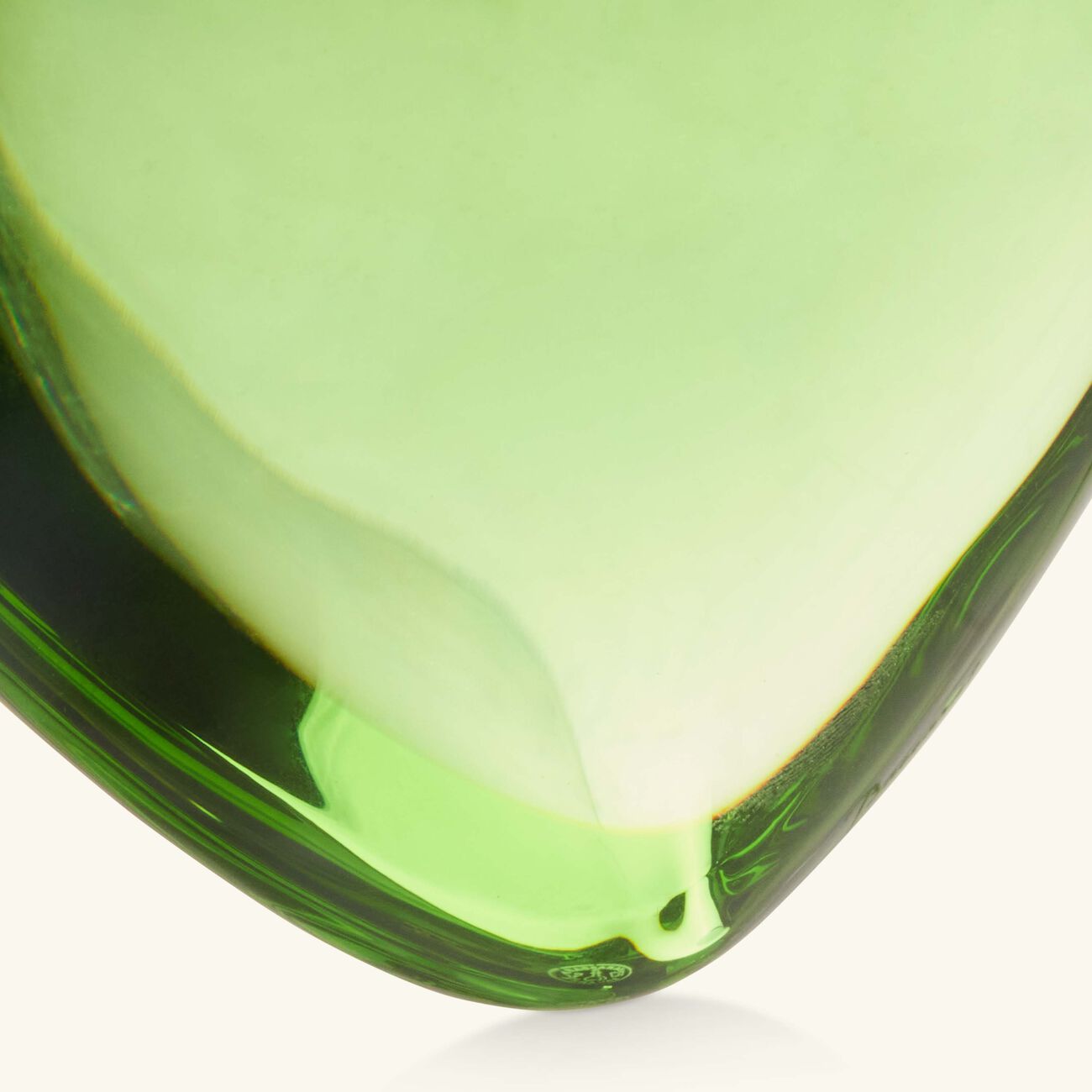 باكارا منحوتة أموري على شكل قلب صغير باللون الأخضر