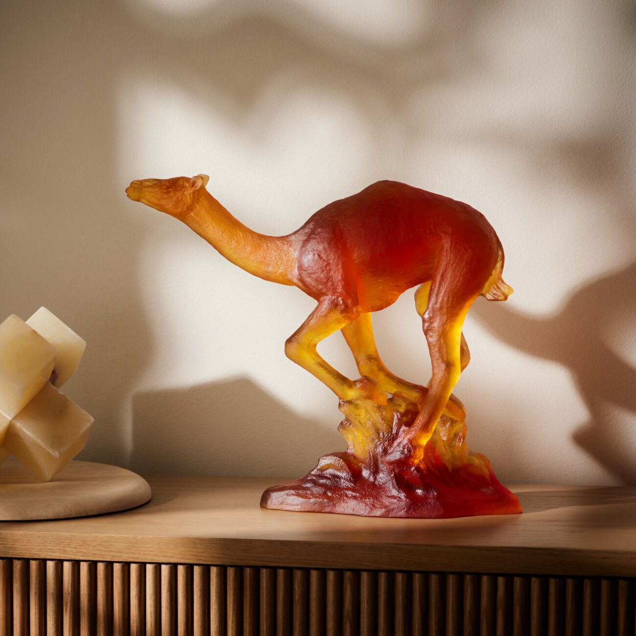 دوم منحوتة على شكل جمل يعدو متوسطة بنية