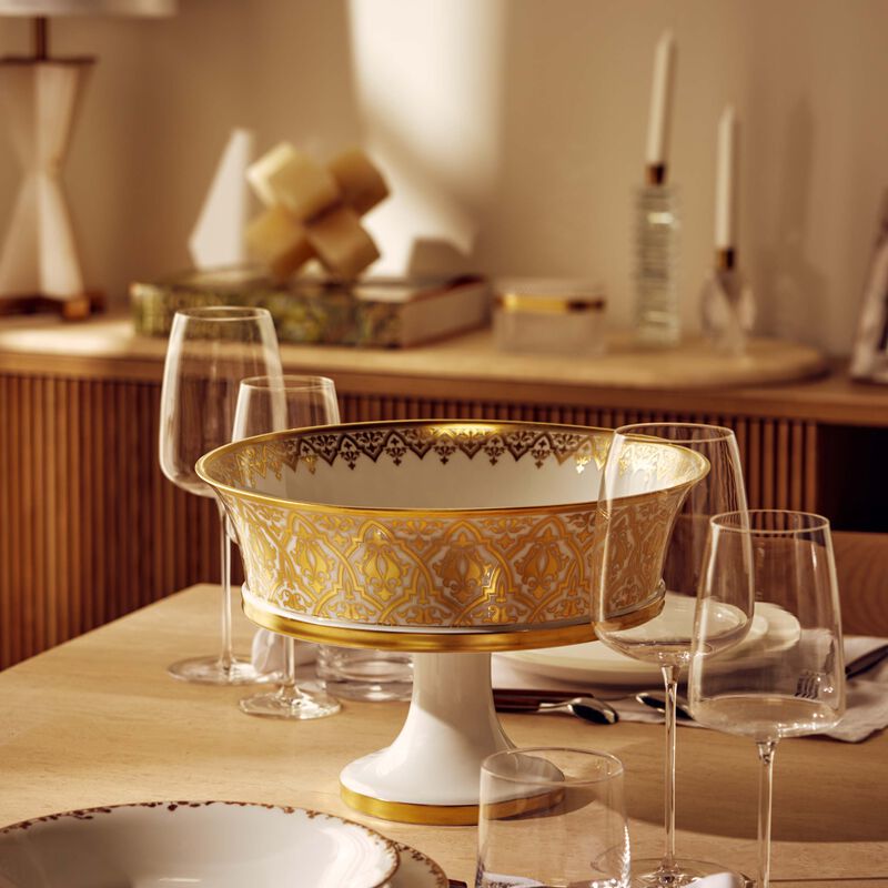 برناردو طبق الكيك فينيس مع قاعدة باللون الذهبي