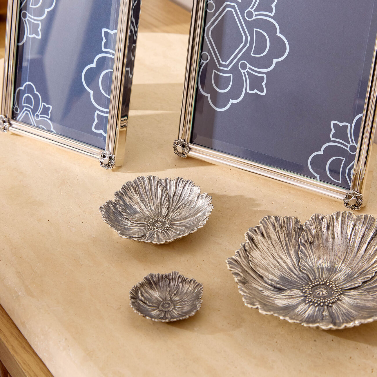 بوتشيلاتي وعاء على شكل زهرة الخشخاش فضي بحجم صغير