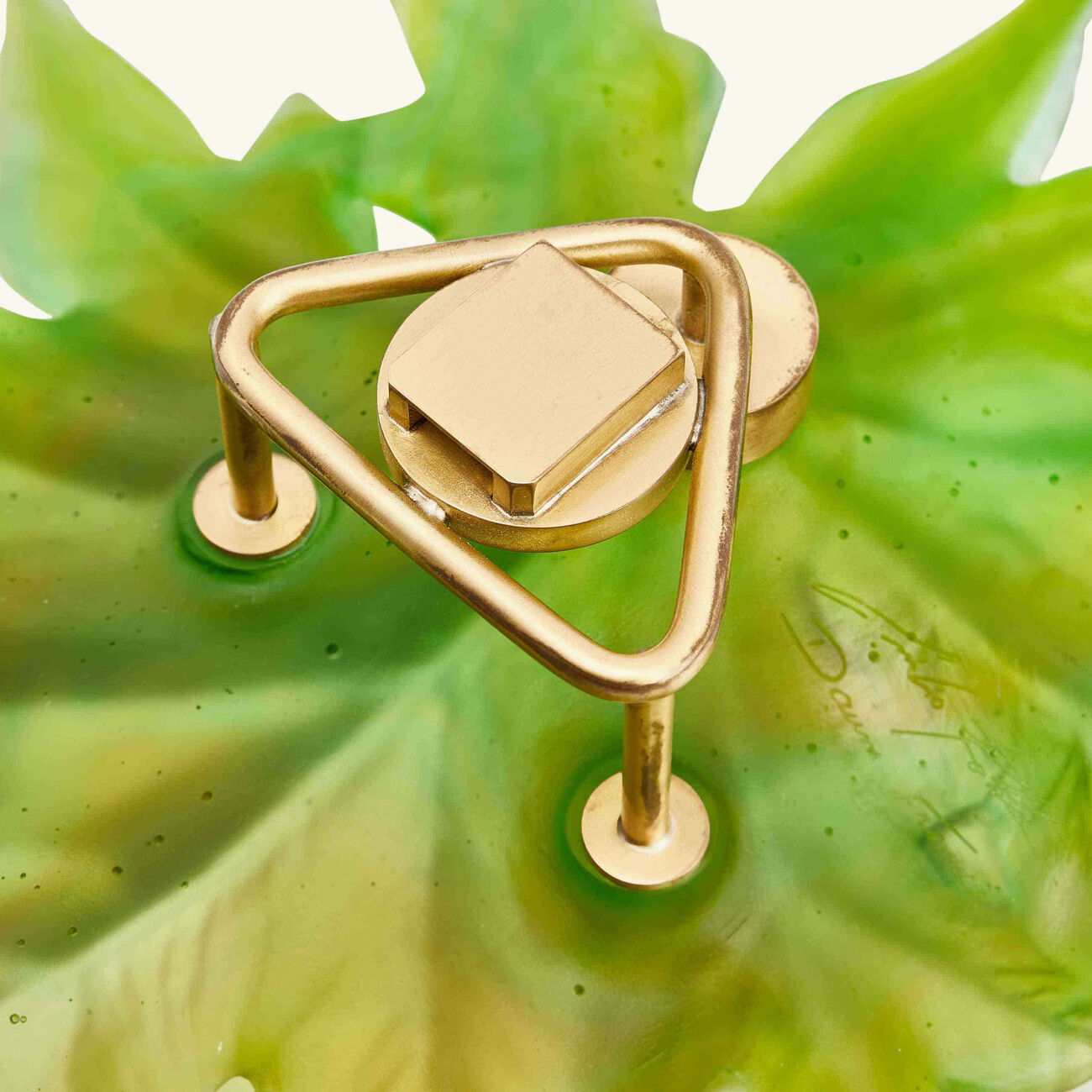 دوم منحوتة بورنيو الجدارية الكبيرة على شكل ورقة شجر خضراء