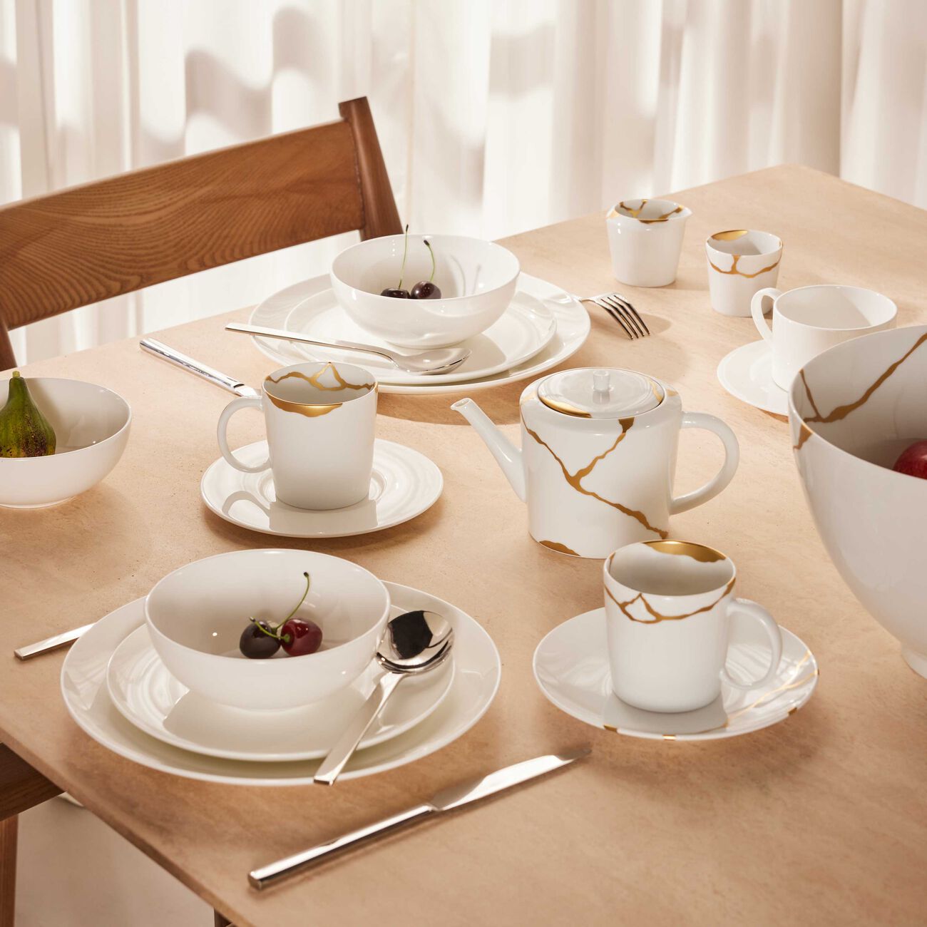 برناردو طقم كينتسوغي مؤلف من إبريق عادي وإبريق للحليب باللون الأبيض