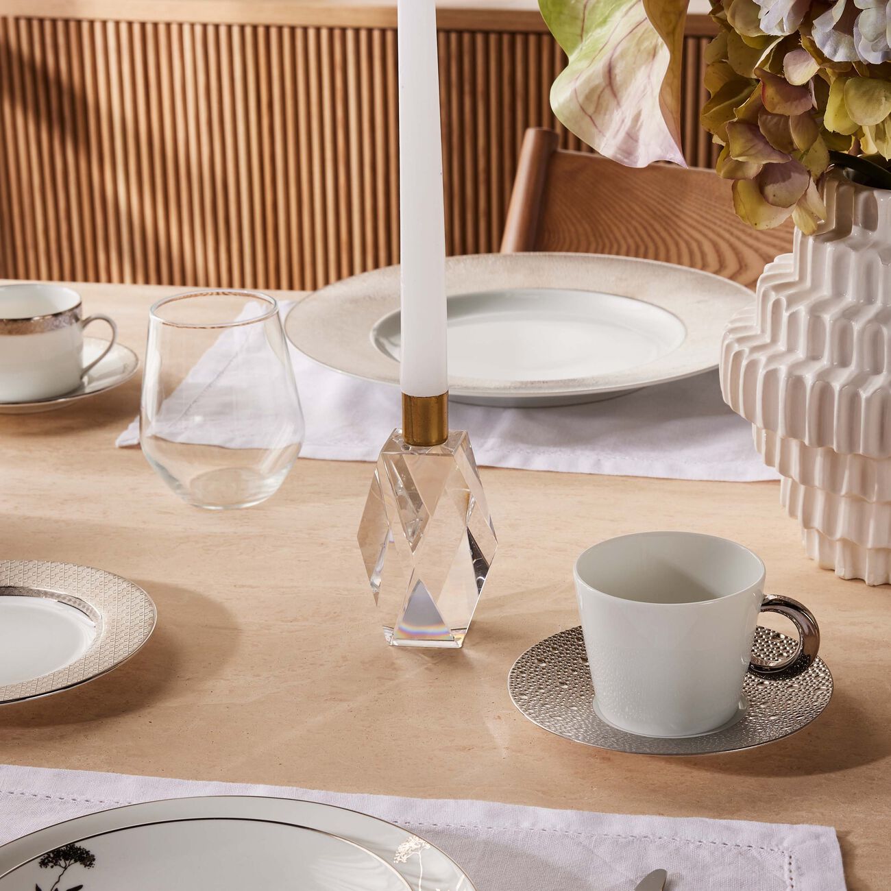 برناردو فنجان الشاي إكيوم بلاتين مع صحنه أبيض