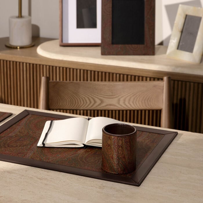 إيترو حامل الأقلام أرنيكا باللون البني