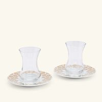 صلصال طقم تمرة بالتعاون مع رزان العزوني لونا المؤلف من فنجانين عربيين للشاي مع صحنيهما باللون الذهبي