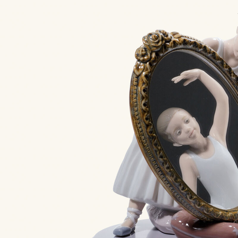 لادرو منحوتة ما بيرفكت بوز على شكل راقصة باليه صغيرة بيضاء