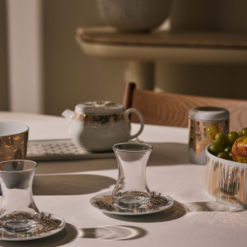 صلصال طقم تمرة بالتعاون مع رزان العزوني تارا المؤلف من فنجانين عربيين للشاي مع صحنيهما باللون الذهبي