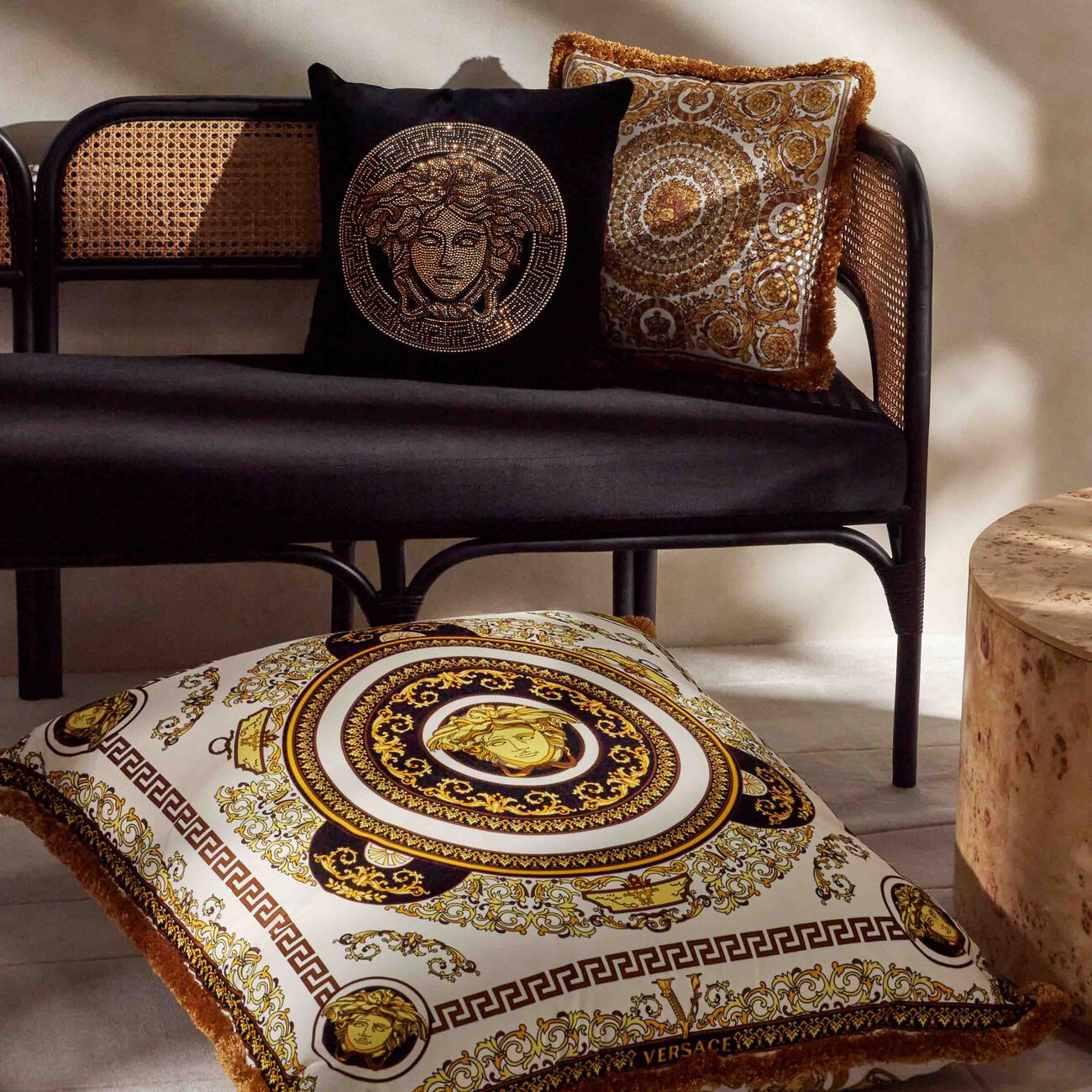 فيرساتشي وسادة ميدوزا جالا القابلة للاستخدام على الوجهين