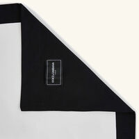 دولتشي أند غابانا كازا طقم دولتشي آند غابانا لوغو المؤلف من مفرش للأطباق ومنديل للمائدة باللون الأحمر