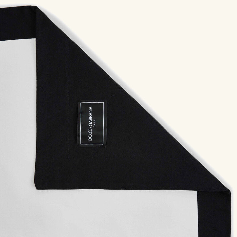 دولتشي أند غابانا كازا طقم دولتشي آند غابانا لوغو المؤلف من مفرش للأطباق ومنديل للمائدة باللون الأحمر