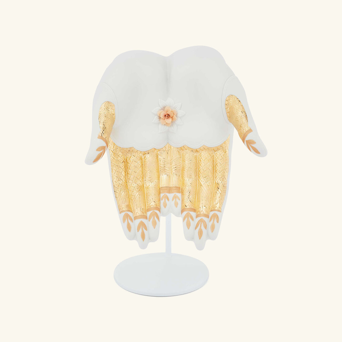 لادرو منحوتو مودرا على شكل يدين متوسطة الحجم بيضاء