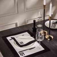 دولتشي أند غابانا كازا طقم دولتشي آند غابانا لوغو المؤلف من مفرش للأطباق ومنديل للمائدة باللون الأحمر