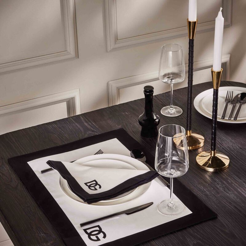 دولتشي أند غابانا كازا طقم دولتشي آند غابانا لوغو المؤلف من مفرش للأطباق ومنديل للمائدة باللون الأحمر