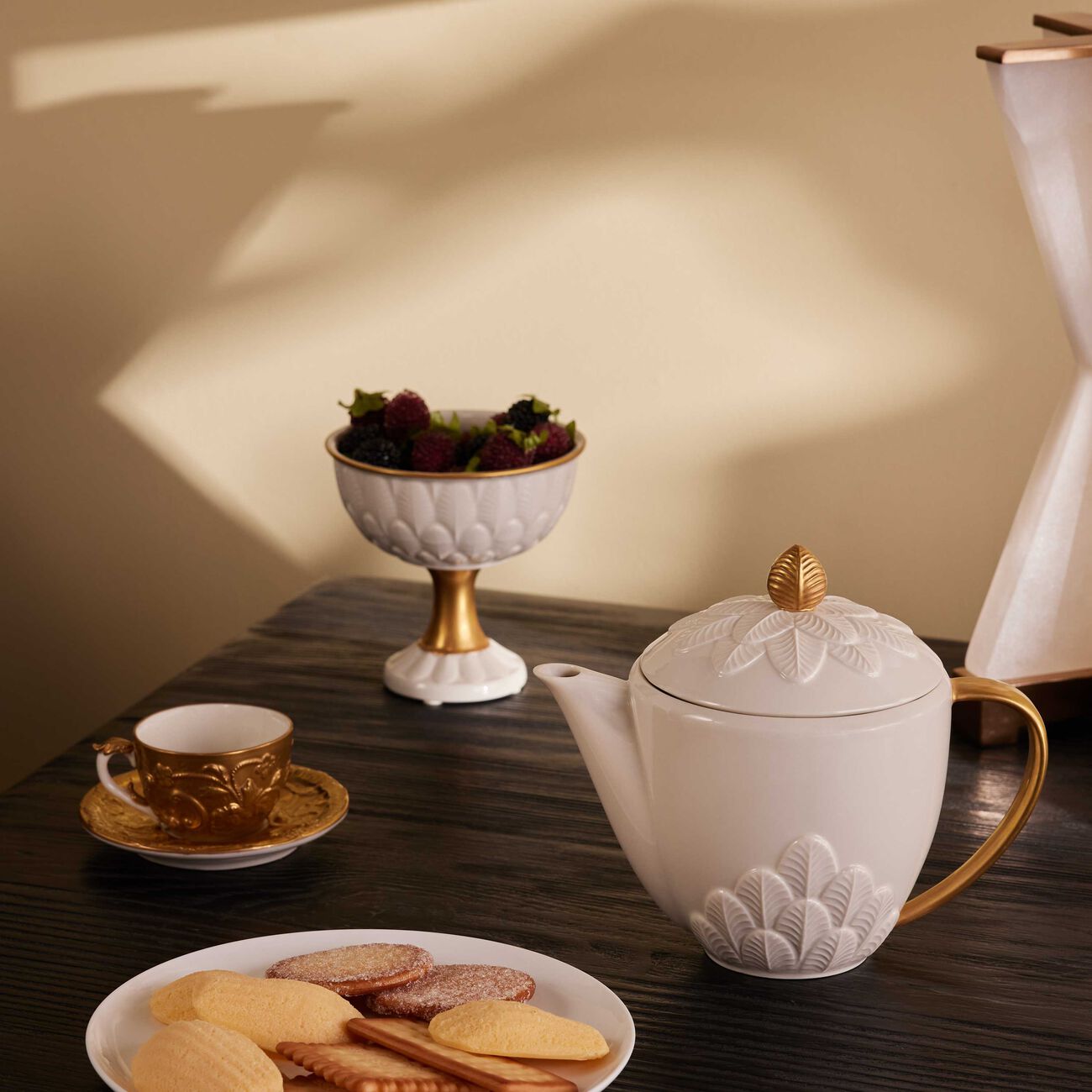 villari peacock tea pot white