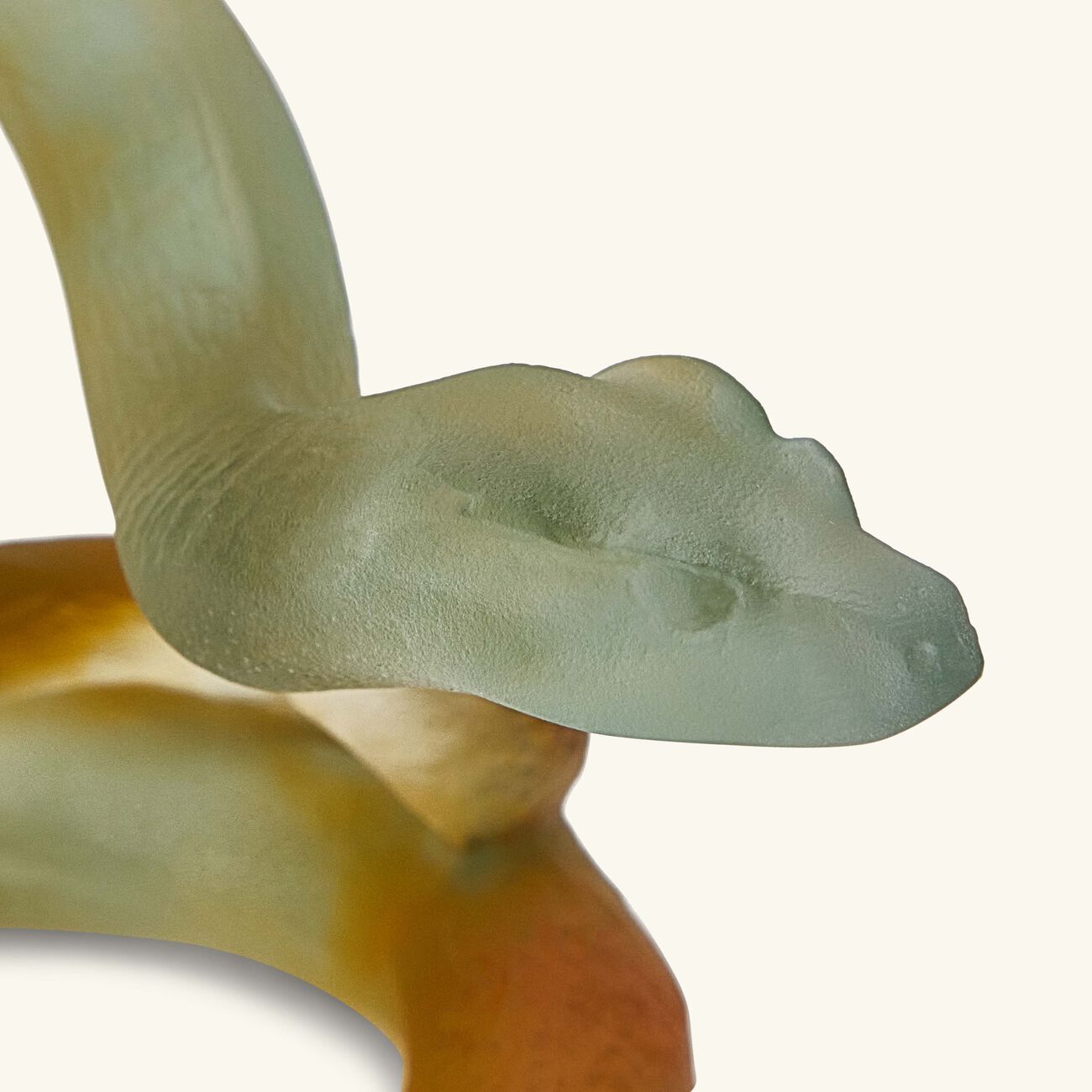 دوم منحوتة الثعبان باللون الأحمر