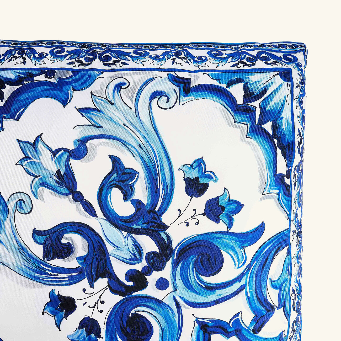 وسادة بلو ميديترانيو فيوري بيكولو من حرير التويل دولتشي أند غابانا كازا وسادة بلو ميديترانيو فيوري بيكولو من حرير التويل