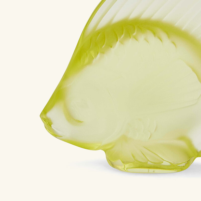 منحوتة على شكل سمكة صغيرة أصفر لاليك منحوتة على شكل سمكة صغيرة أصفر