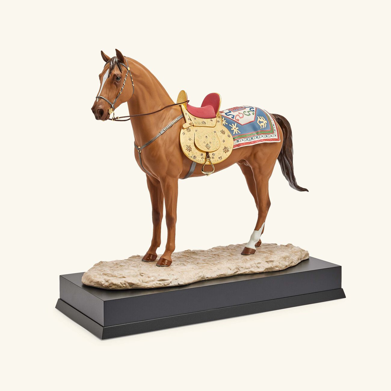 لادرو منحوتة كاراباخ على شكل حصان كبيرة باللون البني