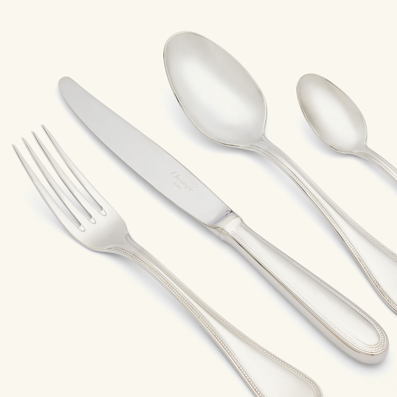 طقم بيرل مؤلف من 48 من الفضيات مع صندوقه الخاص باللون الفضي كريستوفل طقم بيرل مؤلف من 48 من الفضيات مع صندوقه الخاص باللون الفضي