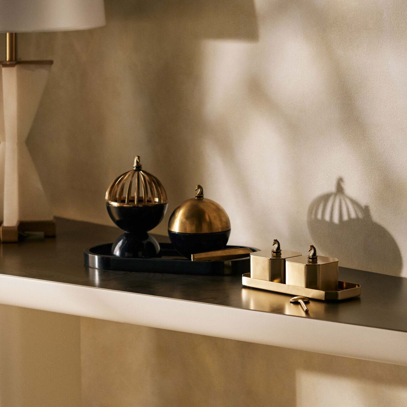 إيرا أودايبور طقم أشوا مخواص مؤلف من علبتين لحفظ التوابل باللون الذهبي   مصمم كهدية