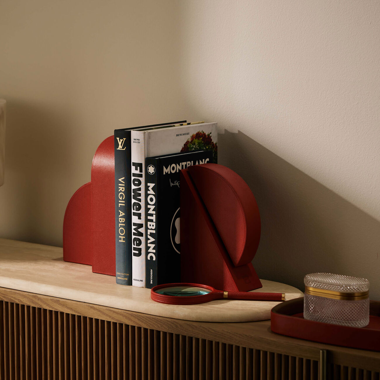 آسولين مسند كتب أحمر تكعيبي التصميم   لإسناد الكتب من اليمين