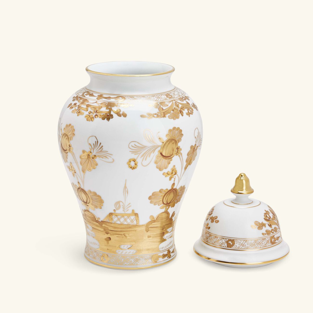 مزهرية أوريينتي إيتاليانو بوتكييه كبيرة مزودة بغطاء ومزينة بنقوش ذهبية جينوري 1735 مزهرية أوريينتي إيتاليانو بوتكييه كبيرة مزودة بغطاء ومزينة بنقوش ذهبية