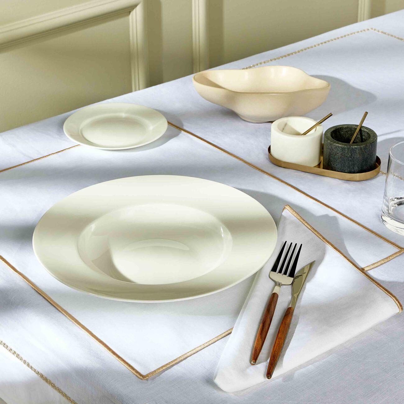 كاترين دينوال منديل بوهو باللون الذهبي