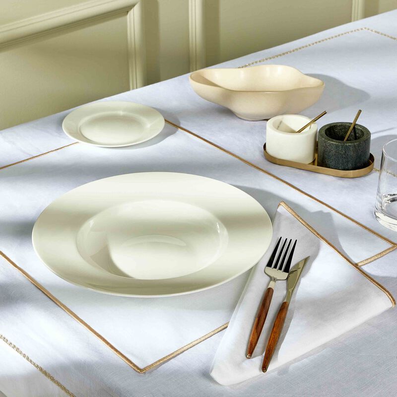 كاترين دينوال منديل بوهو باللون الذهبي