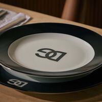 دولتشي أند غابانا كازا طقم دولتشي آند غابانا لوغو المؤلف من طبقين للخبز في تصميم دائري 17 سم