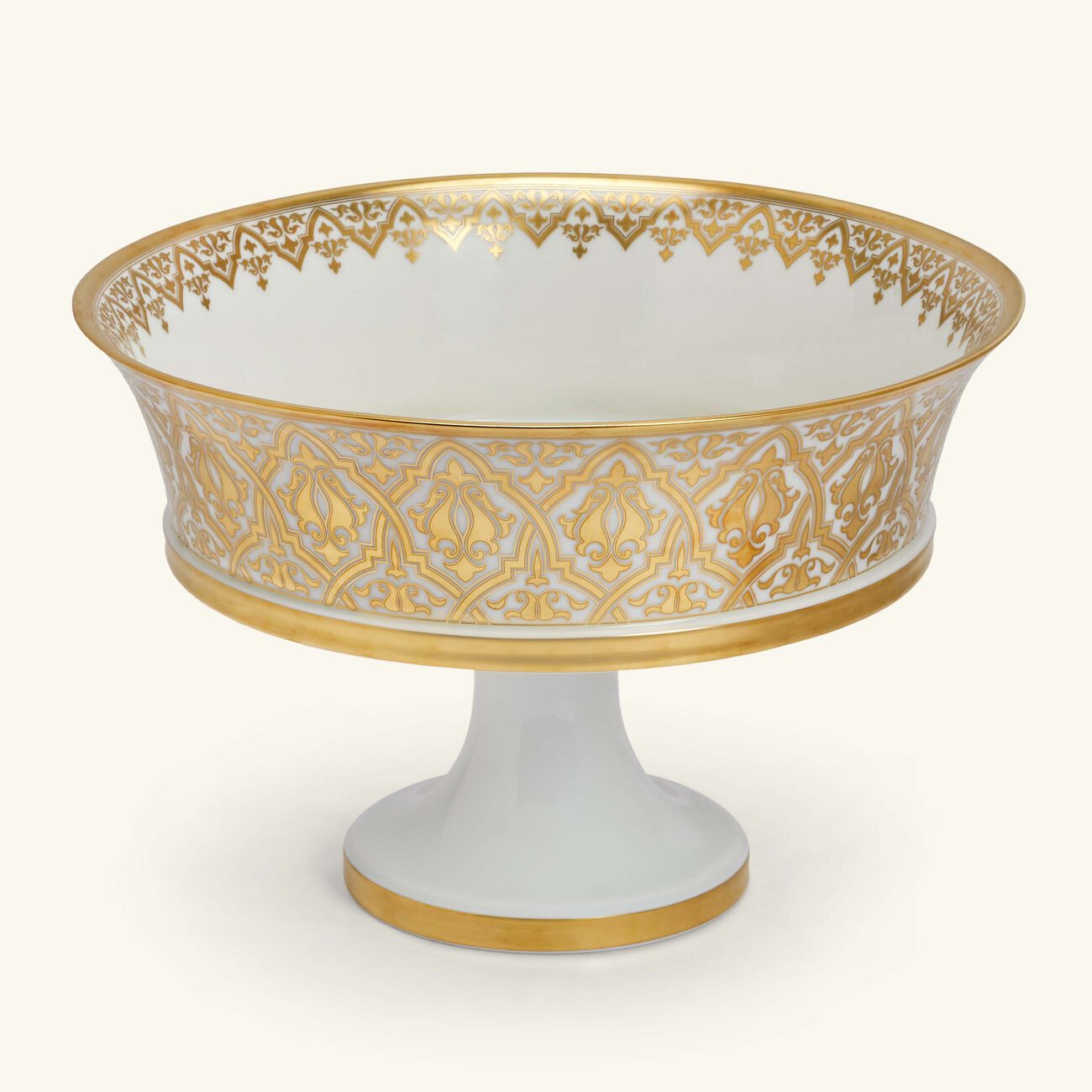 برناردو طبق الكيك فينيس مع قاعدة باللون الذهبي