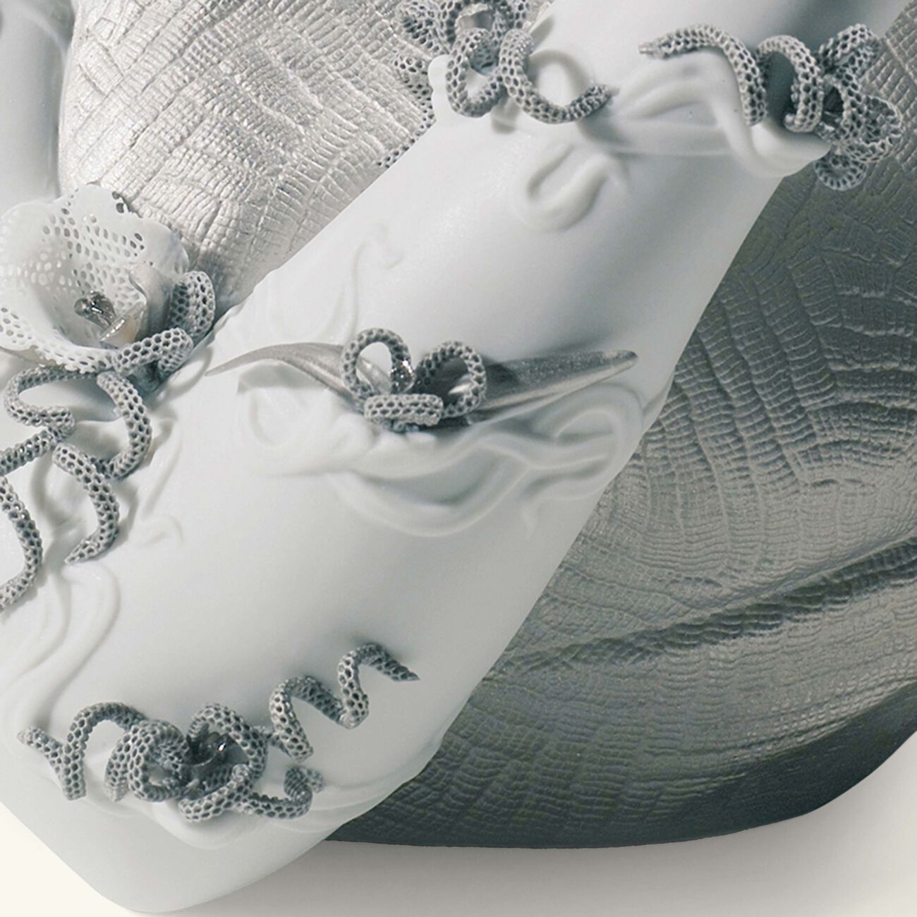 لادرو منحوتة ماي فير ليدي متوسطة بيضاء