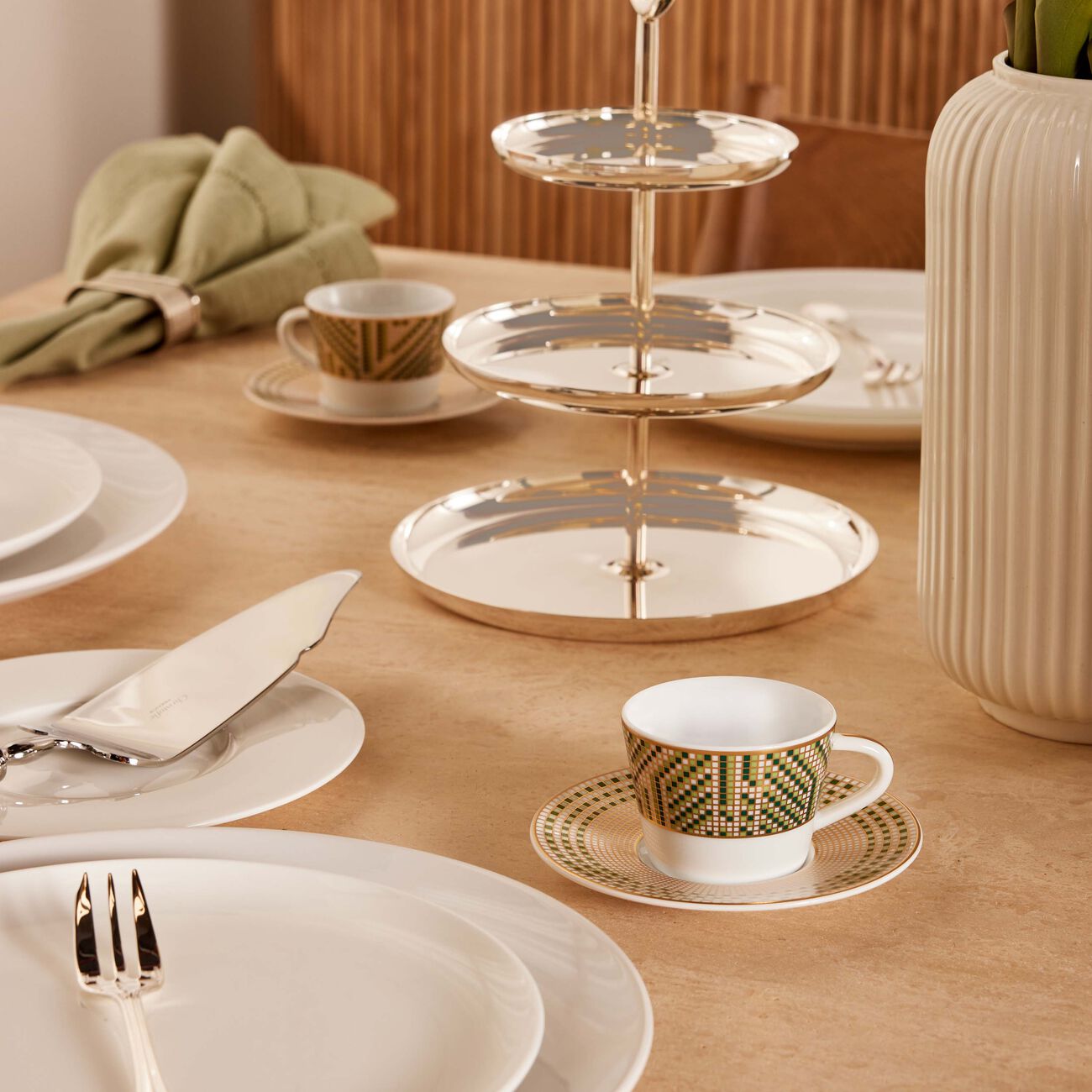 برناردو طقم أوغوستا المؤلف من 4 فناجين للإسبريسو مع صحونها