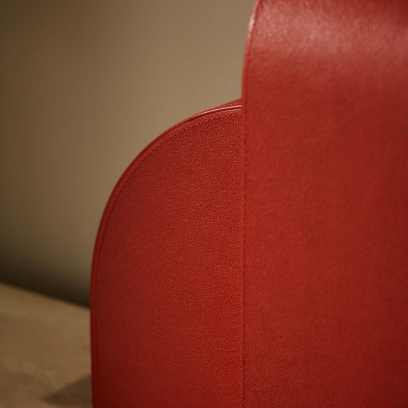 آسولين مسند كتب أحمر تكعيبي التصميم   لإسناد الكتب من اليسار