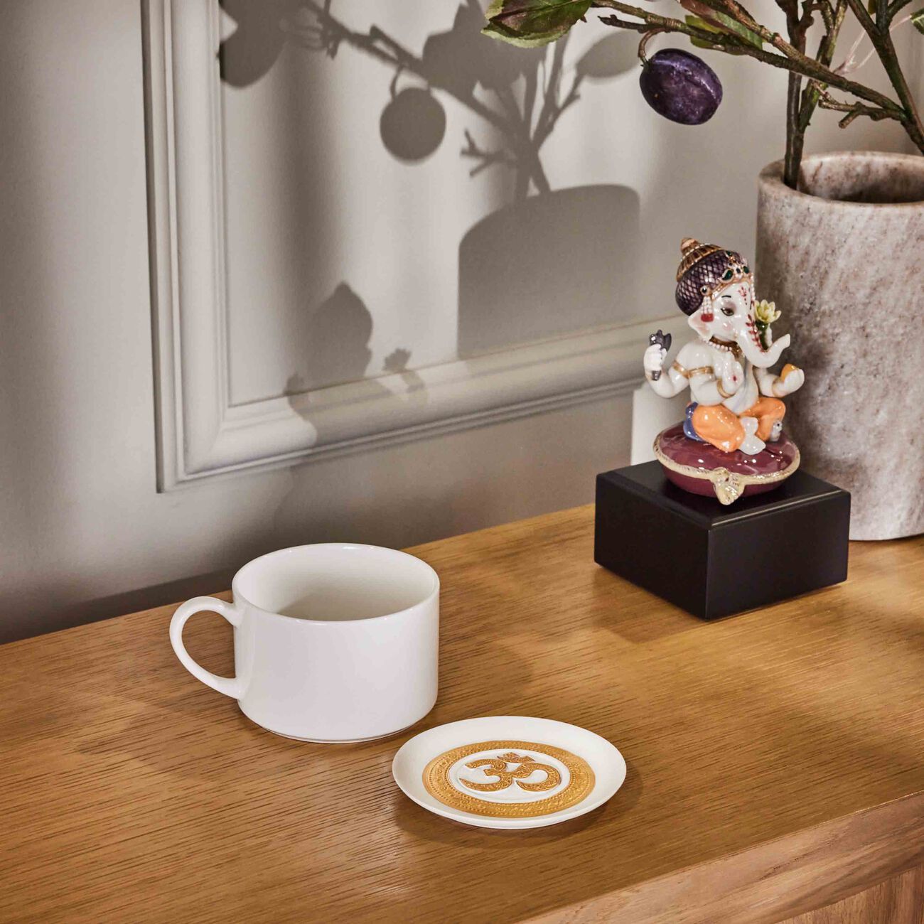 لادرو طبق التزيين أوم أبيض