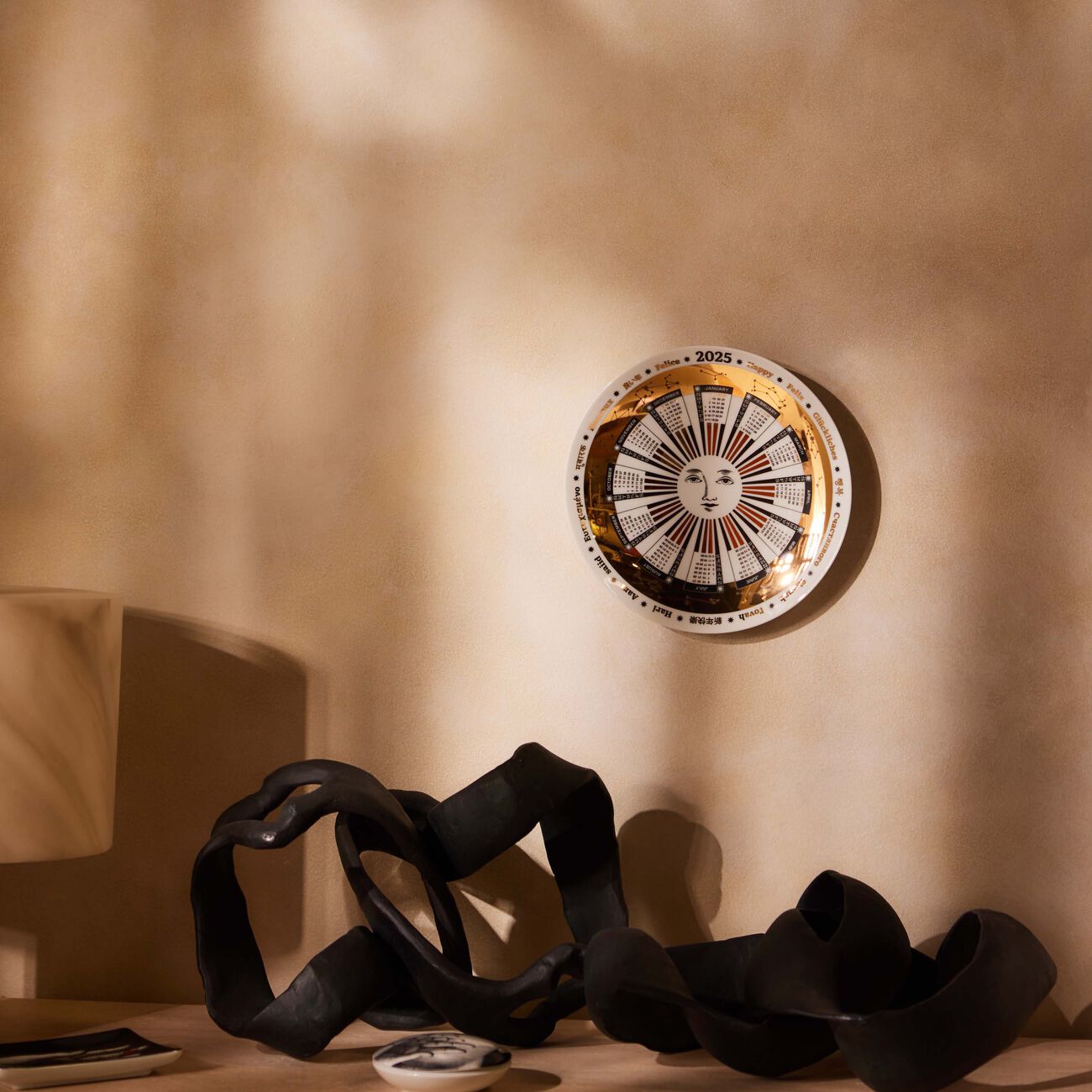 فورناسيتي طبق تزيين الجدار باللون الأبيض بتقويم عام 2025