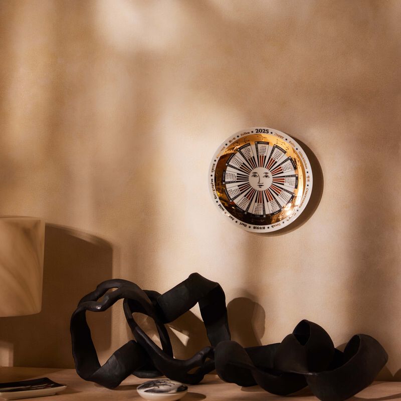 فورناسيتي طبق تزيين الجدار باللون الأبيض بتقويم عام 2025