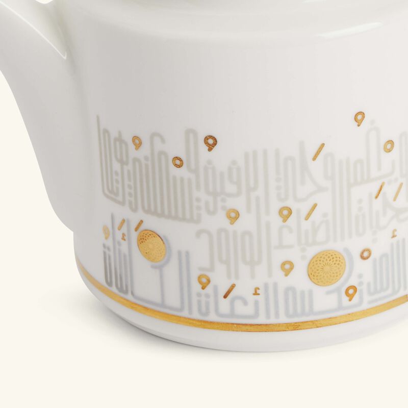 دملاج إبريق الشاي حياة باللون الذهبي