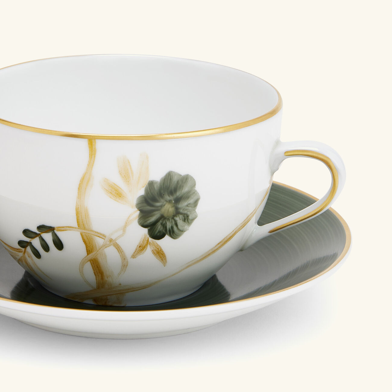 ماري داج كوب للفطور مع صحنه أخضر